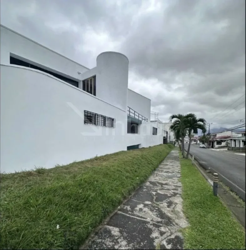 Alquiler de Casa Comercial o bien Residencial. Con alta exposición, esquinera sobre calle principal. La casa es de dos plantas en Barrio El Prado Curridabat la cual se distribuye de la ...