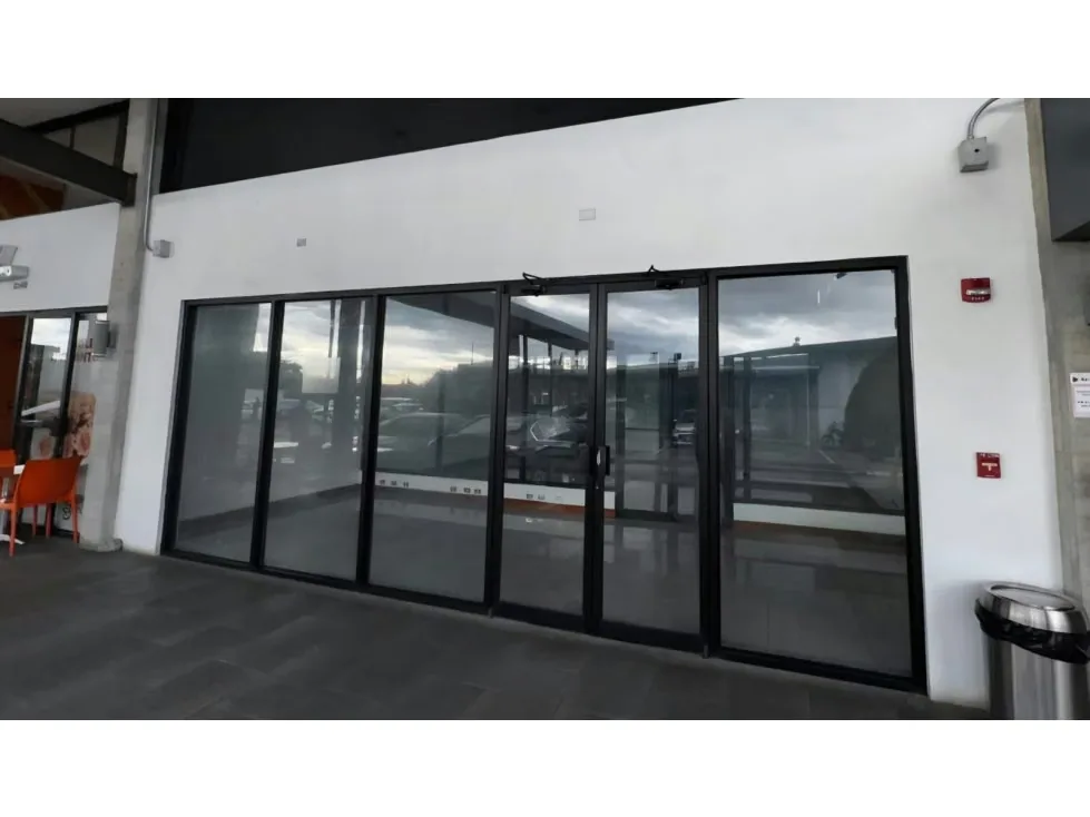 * Distribuido en dos niveles: planta baja y mezanine, con espacios ...