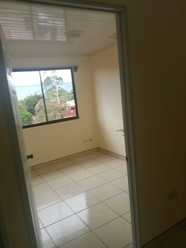 Cómodo para 1 o 2 personas, muy céntrico y accesible a todos los servicios. Incluye cochera 1 vehículo. Negociable, photo 3