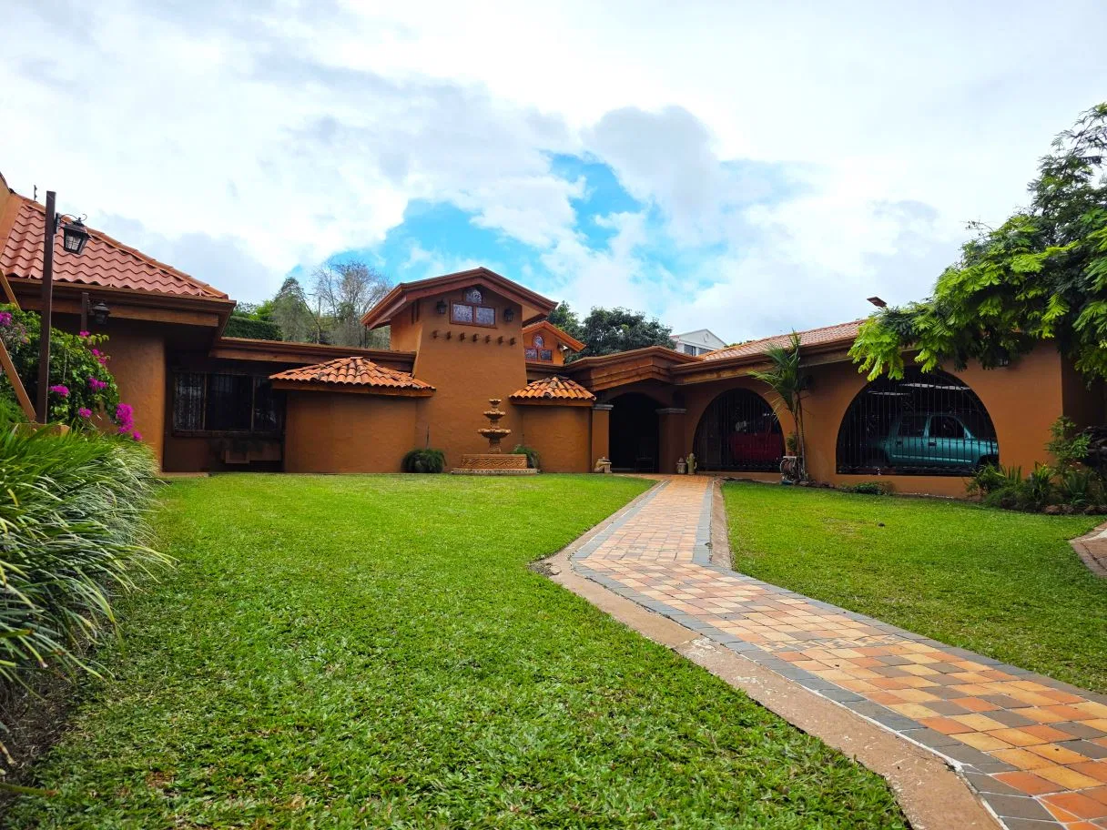 Where location becomes opportunity | 2,076 m² property on the main road of Santo Domingo, Heredia