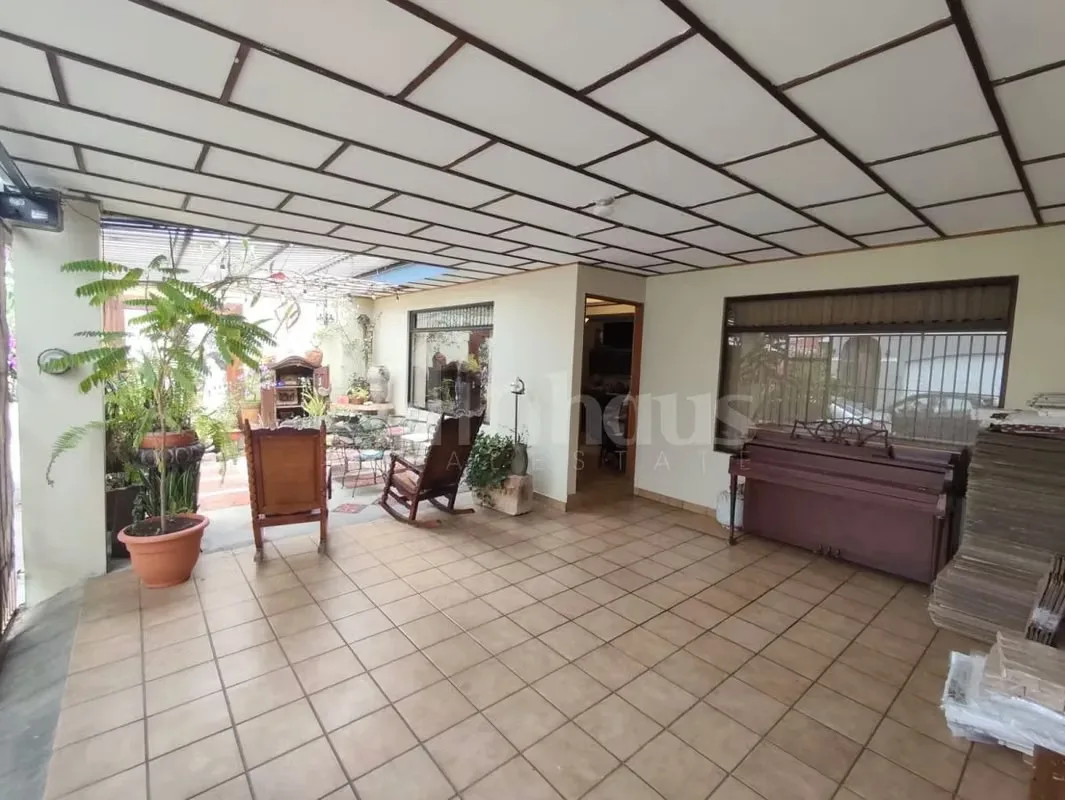 Residencial Omega alberga esta confortable casa de un nivel, distribuida en un lote de 200 metros cuadrados con igual superficie de construcción. La propiedad dispone de cochera para ...