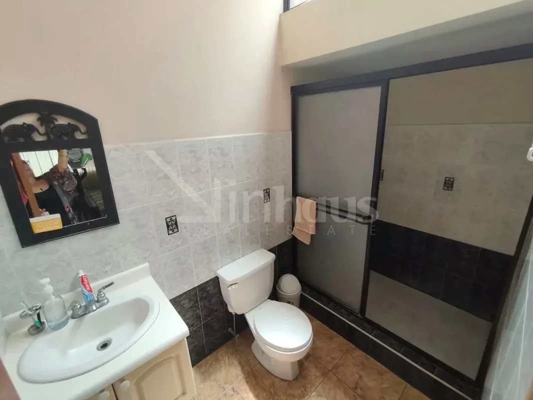 Residencial Omega alberga esta confortable casa de un nivel, distribuida en un lote de 200 metros cuadrados con igual superficie de construcción. La propiedad dispone de cochera para ..., photo 2