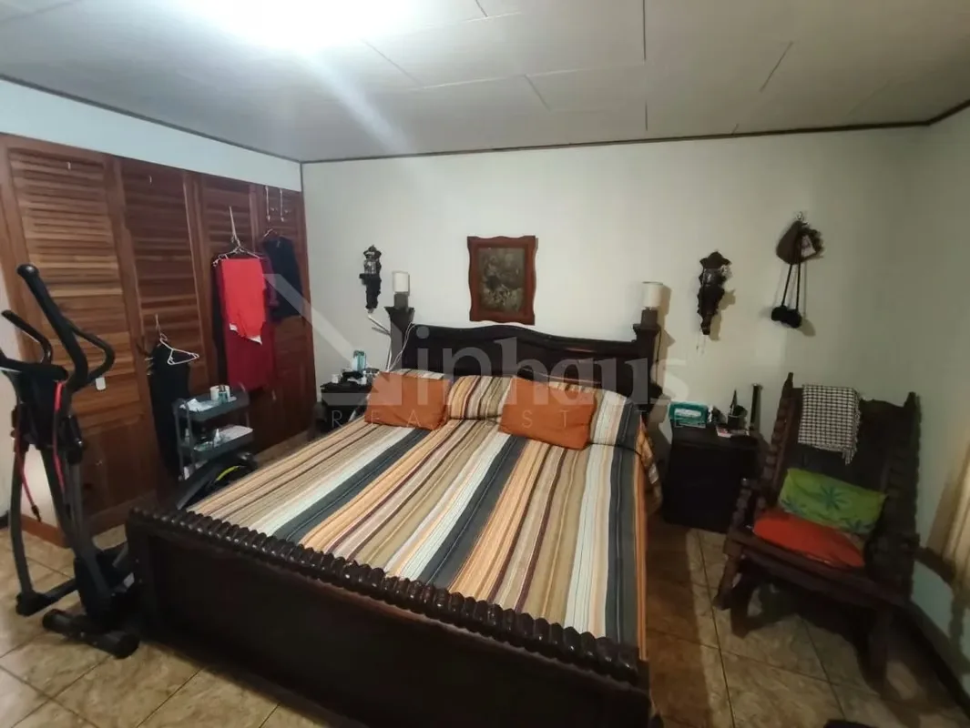 Residencial Omega alberga esta confortable casa de un nivel, distribuida en un lote de 200 metros cuadrados con igual superficie de construcción. La propiedad dispone de cochera para ..., photo 5