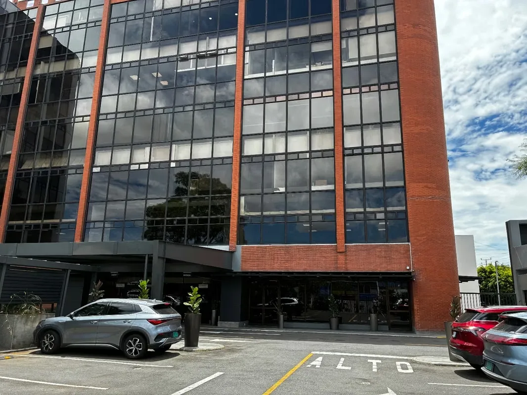 Oficina en alquiler de 300 m² en centro corporativo, Paseo Colón, con seguridad 24 horas