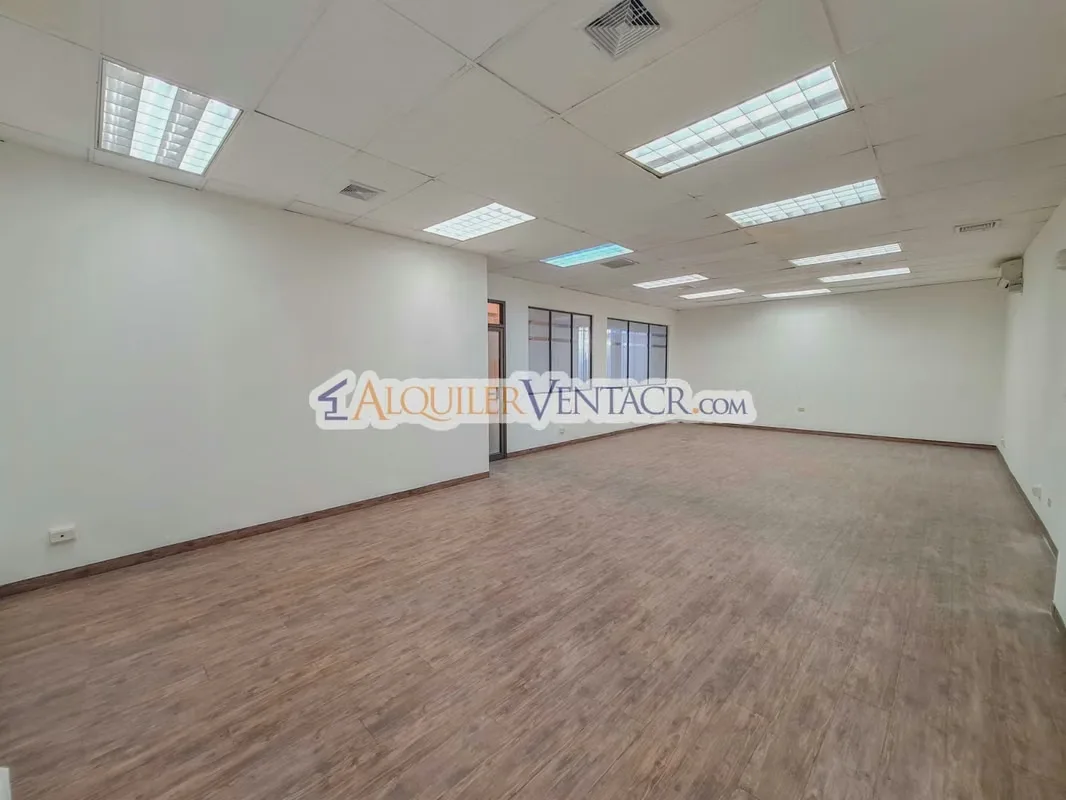 Excelente oportunidad para establecer su empresa en una ubicación estratégica en Sabana Oeste, sobre calle principal, cerca de Pops y UCIMED, con excelente exposición comercial y ...