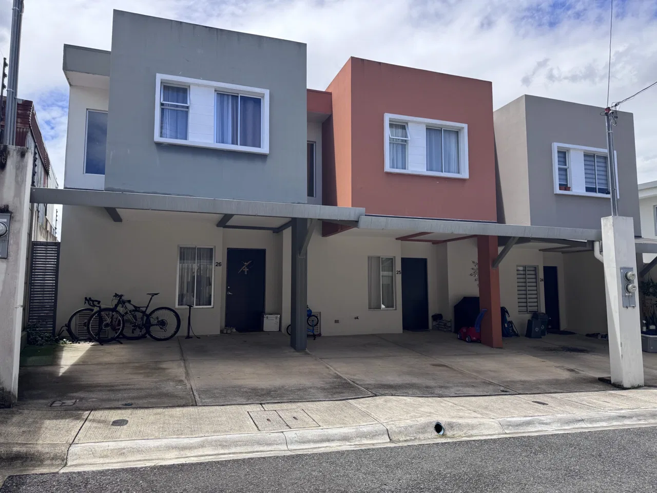Curridabat: Casa en Condominio Brisas de Granadilla con 3 Habitaciones + Espacio de Oficina.