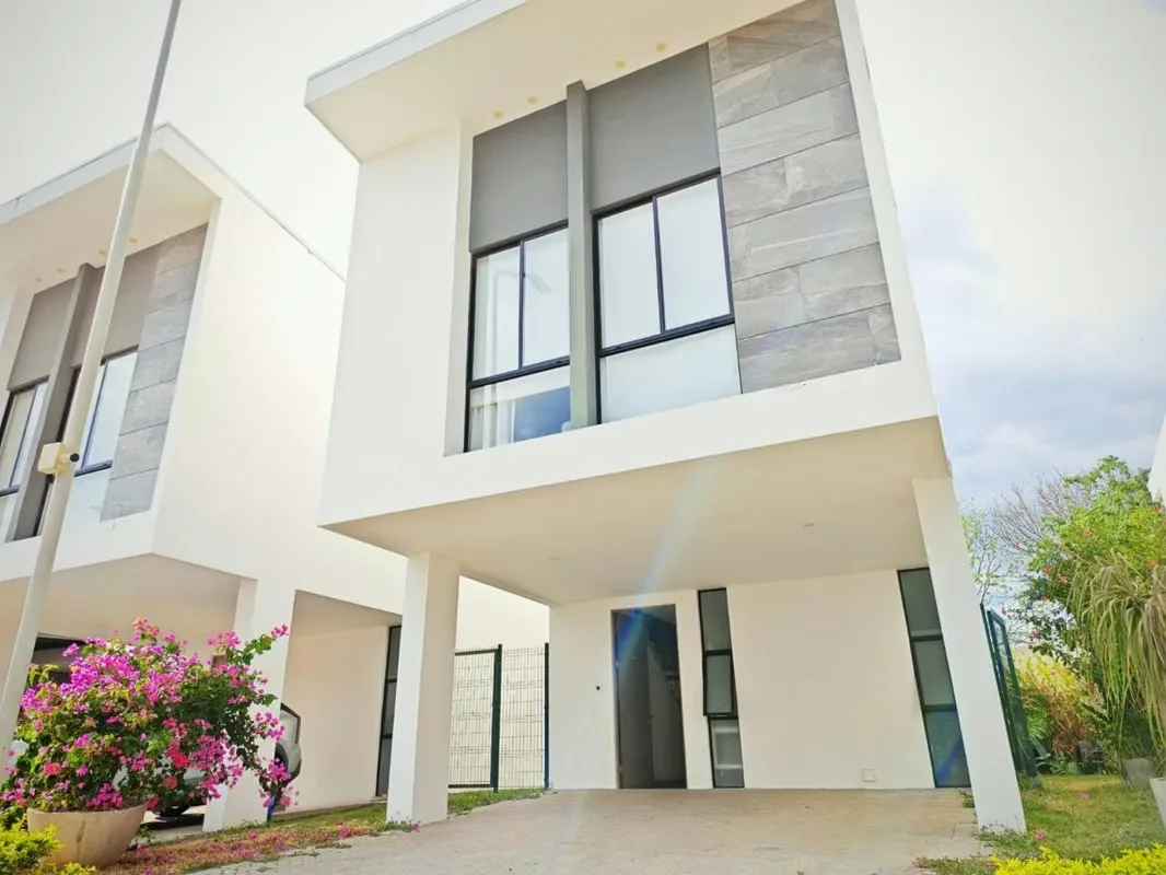 Ubicada en la zona más exclusiva de Santa Ana, esta espectacular casa moderna ofrece un estilo ...