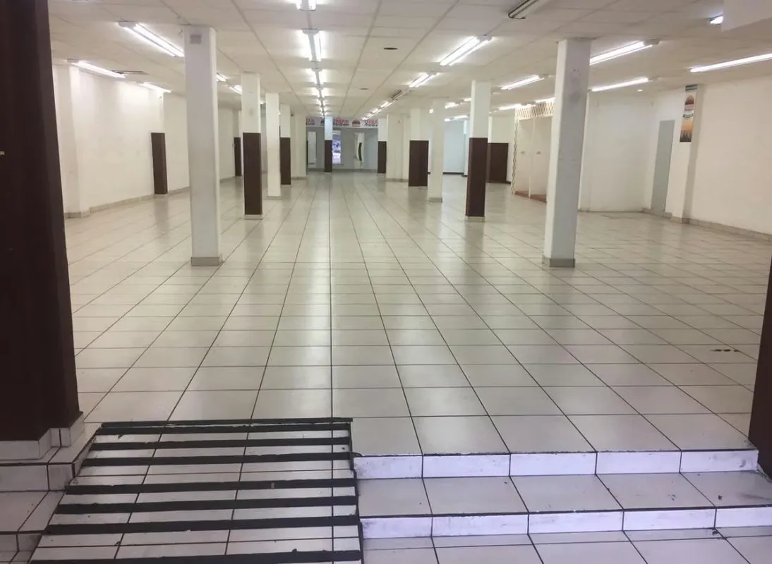 Disponible amplio local de 267 m² en San José, Avenida Tercera, una de las zonas más transitadas de la ciudad, justo frente a las paradas de autobuses hacia Guadalupe y Moravia. Esta ...