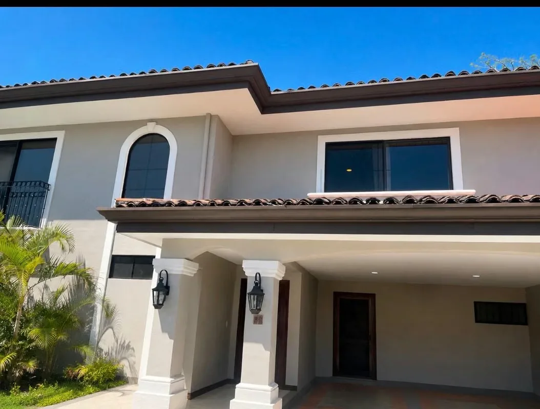 Alquilo hermosa y amplia casa con Linea Blanca en Guachipelin Norte, en el exclusivo condominio Bosques de las Lomas con ambiente familiar, estilo mediterráneo con acabados de primera ...