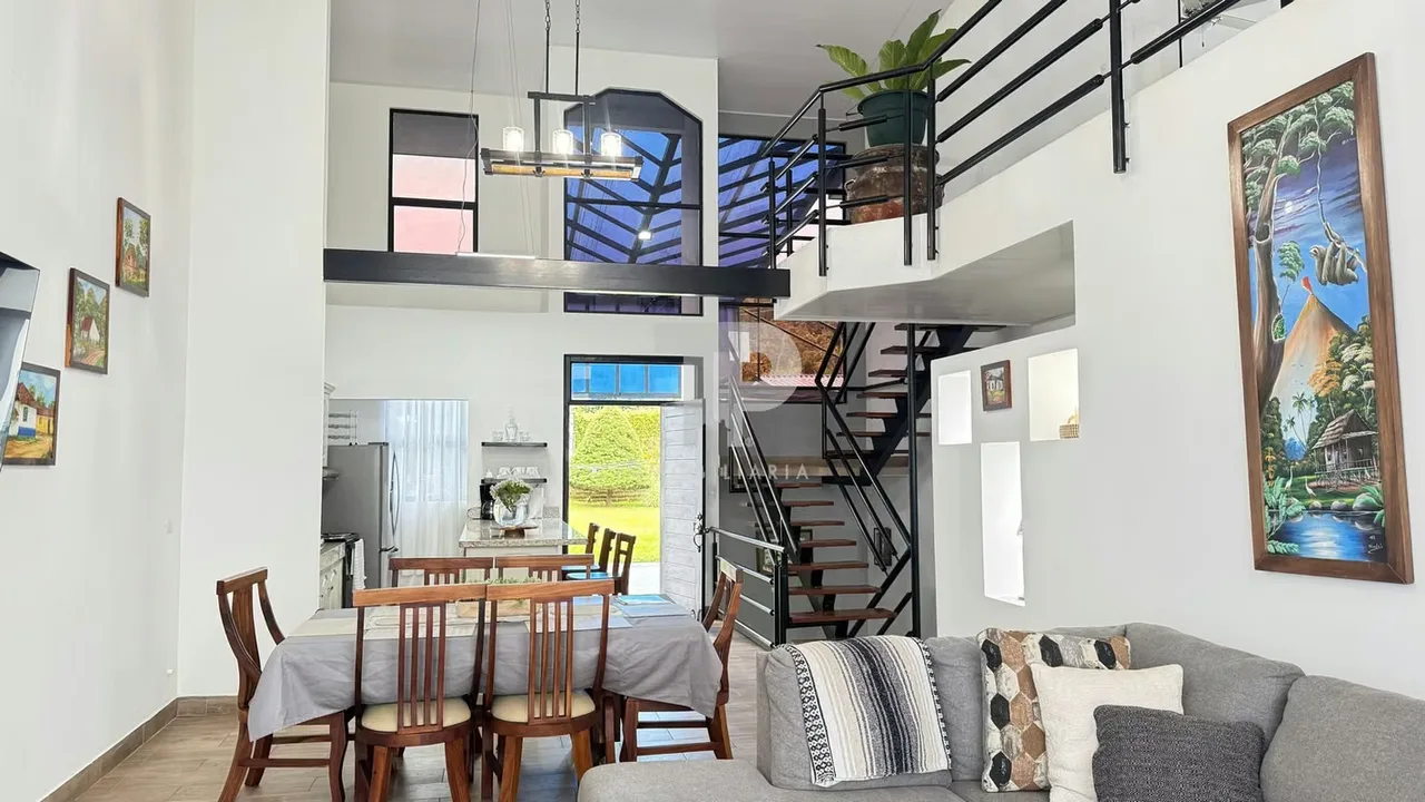 Casa en alquiler completamente amueblada, ubicada en una zona de clima fresco de montaña, ideal para quienes buscan tranquilidad sin alejarse de la ciudad.