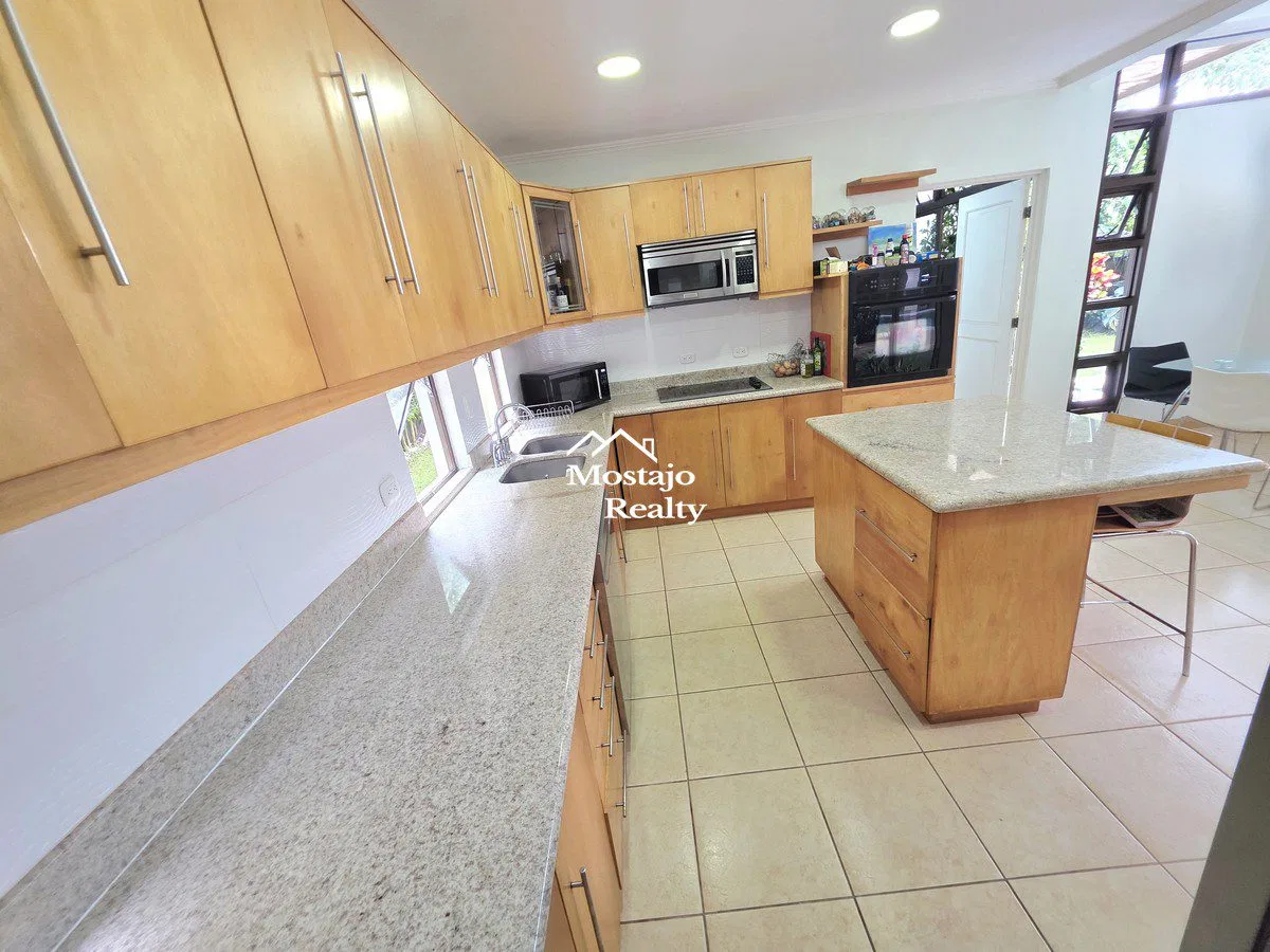 Alquiler de Casa de Lujo con Piscina Privada en Residencial Valle del Sol, Santa Ana