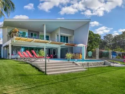 LUJOSA CASA FRENTE A LA PLAYA DE 4 DORMITORIOS ESTERILLOS COSTA RICA