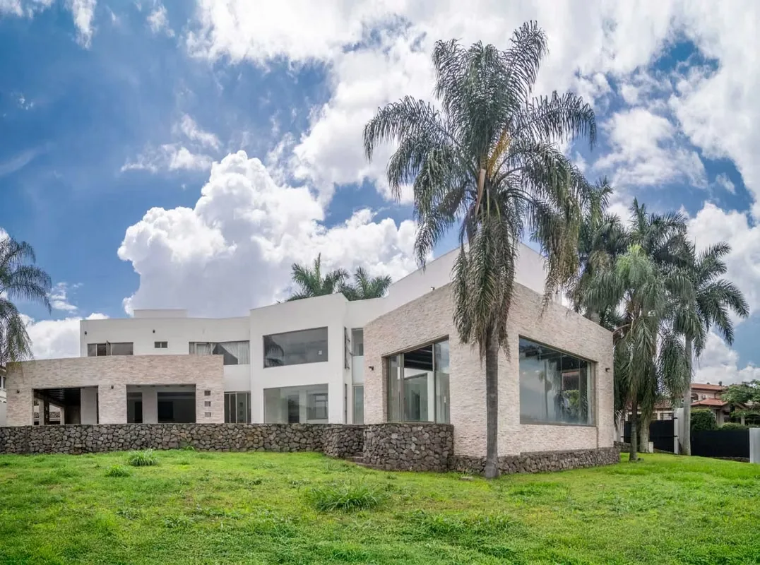 6 habitaciones, Sala, Cocina, Comedor, Tarraza, Piscina, 5/2 Baños, 3 Cocheras o más, jardín muy grande. Finos acabados, con luz natural en toda la casa.