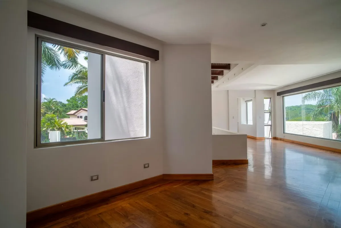 6 habitaciones, Sala, Cocina, Comedor, Tarraza, Piscina, 5/2 Baños, 3 Cocheras o más, jardín muy grande. Finos acabados, con luz natural en toda la casa., photo 2