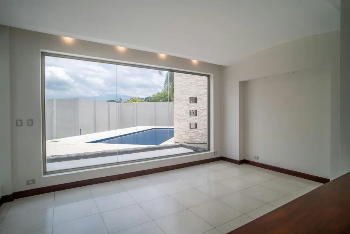 6 habitaciones, Sala, Cocina, Comedor, Tarraza, Piscina, 5/2 Baños, 3 Cocheras o más, jardín muy grande. Finos acabados, con luz natural en toda la casa., photo 11