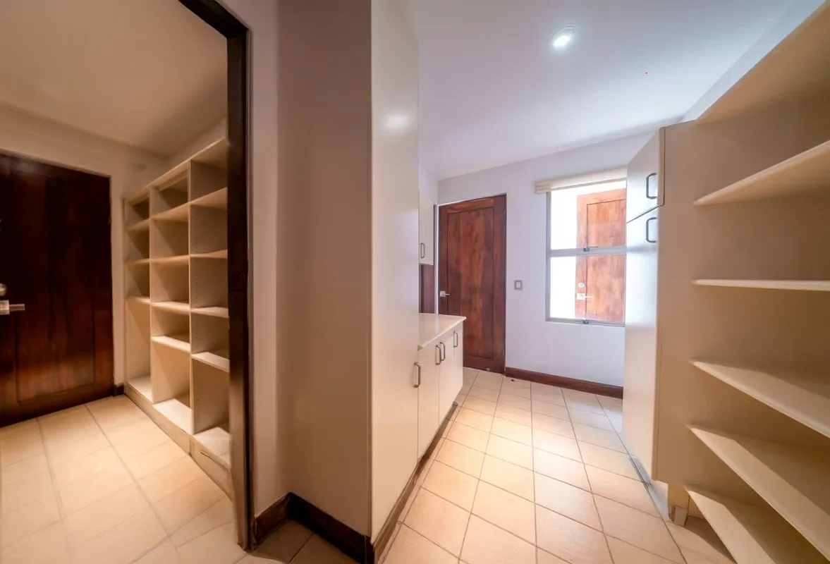6 habitaciones, Sala, Cocina, Comedor, Tarraza, Piscina, 5/2 Baños, 3 Cocheras o más, jardín muy grande. Finos acabados, con luz natural en toda la casa., photo 13