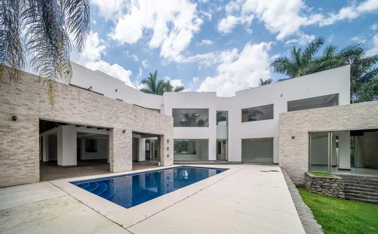 6 habitaciones, Sala, Cocina, Comedor, Tarraza, Piscina, 5/2 Baños, 3 Cocheras o más, jardín muy grande. Finos acabados, con luz natural en toda la casa., photo 3