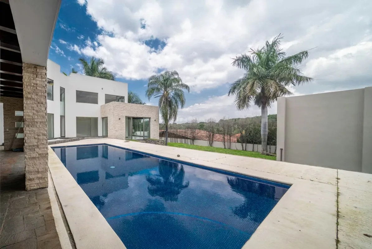 6 habitaciones, Sala, Cocina, Comedor, Tarraza, Piscina, 5/2 Baños, 3 Cocheras o más, jardín muy grande. Finos acabados, con luz natural en toda la casa., photo 4