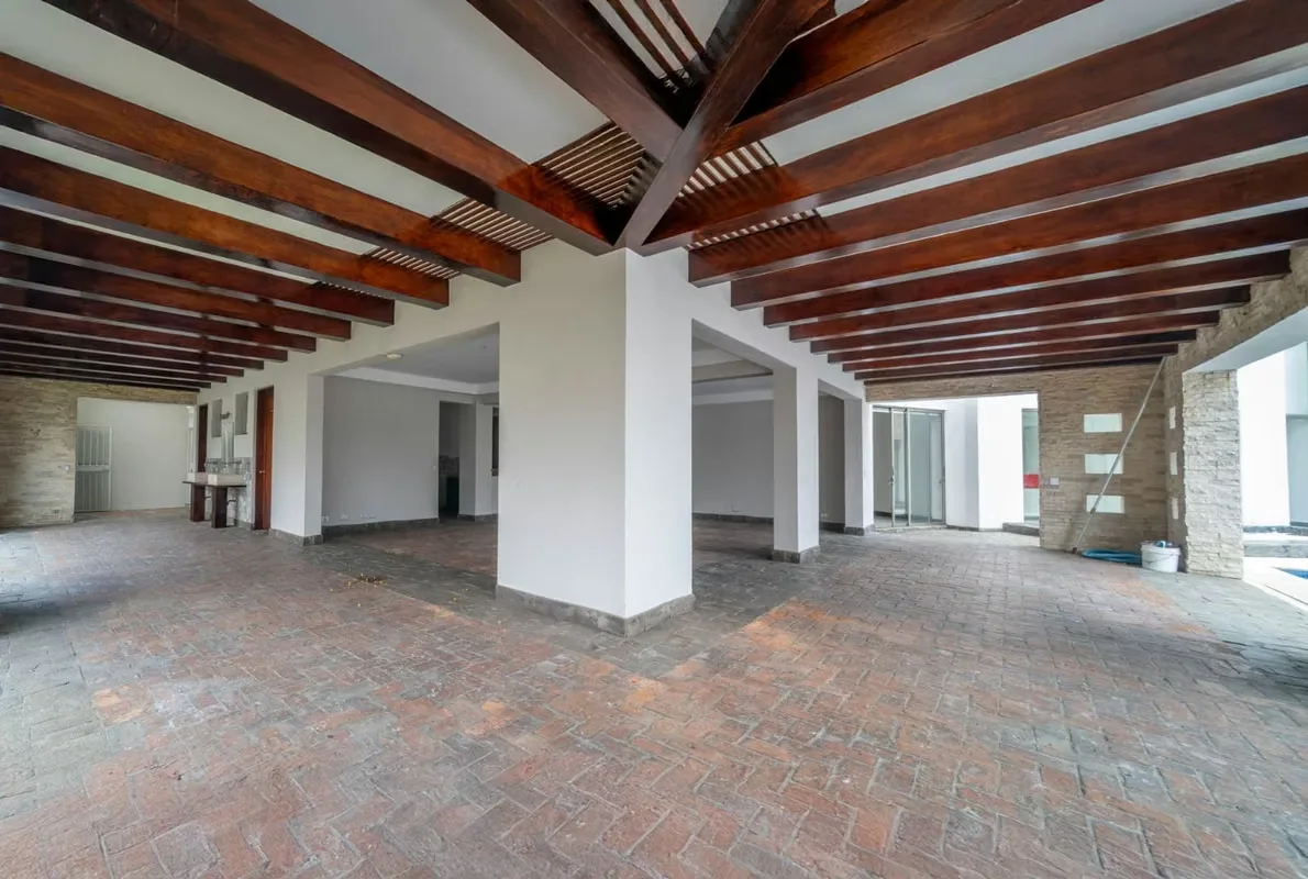 6 habitaciones, Sala, Cocina, Comedor, Tarraza, Piscina, 5/2 Baños, 3 Cocheras o más, jardín muy grande. Finos acabados, con luz natural en toda la casa., photo 5