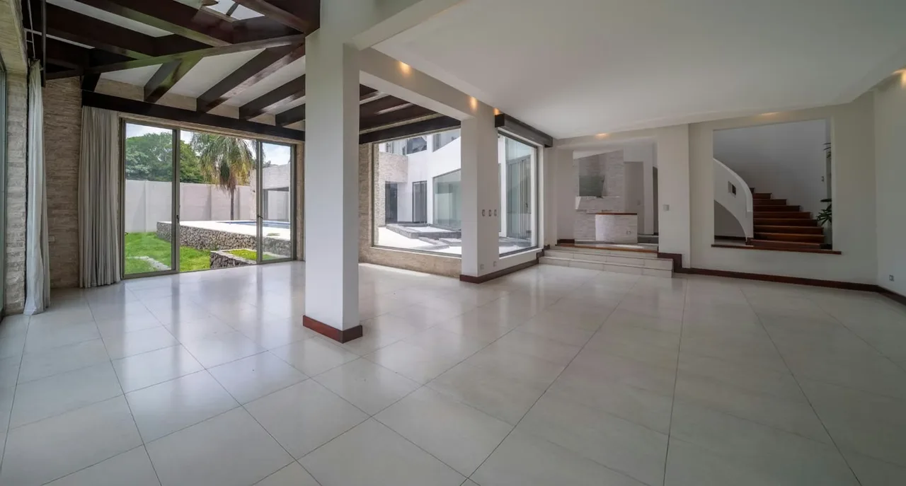 6 habitaciones, Sala, Cocina, Comedor, Tarraza, Piscina, 5/2 Baños, 3 Cocheras o más, jardín muy grande. Finos acabados, con luz natural en toda la casa., photo 7