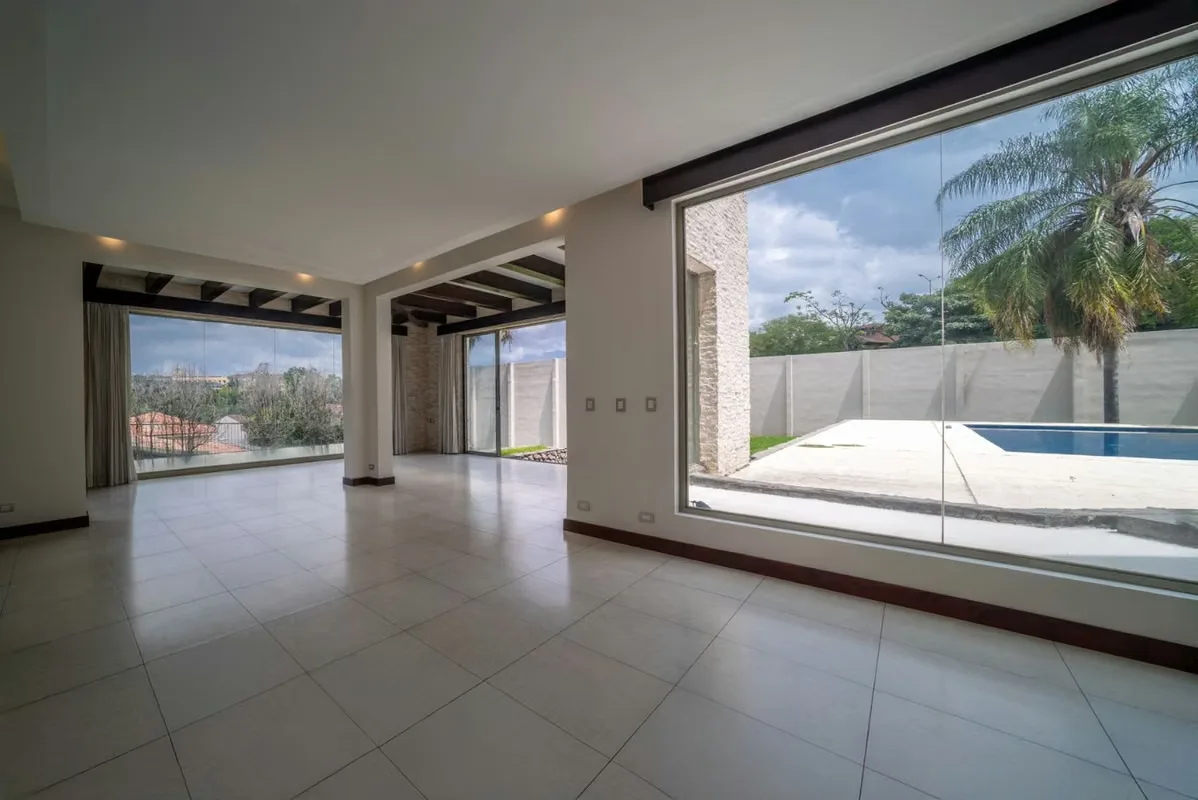 6 habitaciones, Sala, Cocina, Comedor, Tarraza, Piscina, 5/2 Baños, 3 Cocheras o más, jardín muy grande. Finos acabados, con luz natural en toda la casa., photo 8
