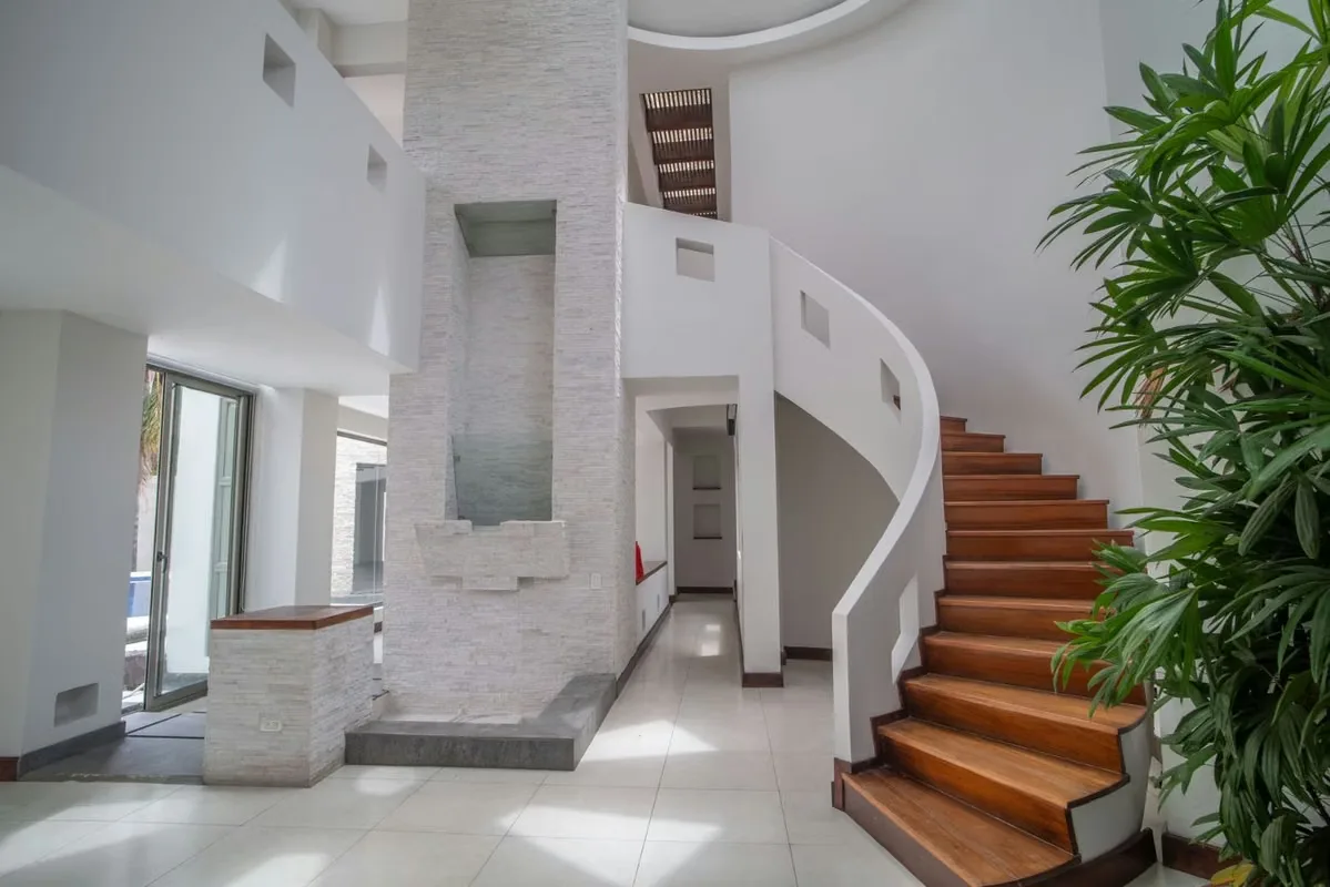6 habitaciones, Sala, Cocina, Comedor, Tarraza, Piscina, 5/2 Baños, 3 Cocheras o más, jardín muy grande. Finos acabados, con luz natural en toda la casa., photo 9
