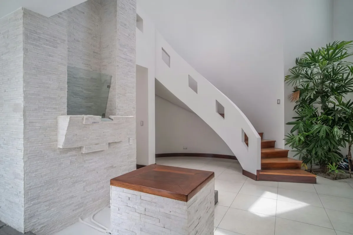 6 habitaciones, Sala, Cocina, Comedor, Tarraza, Piscina, 5/2 Baños, 3 Cocheras o más, jardín muy grande. Finos acabados, con luz natural en toda la casa., photo 10
