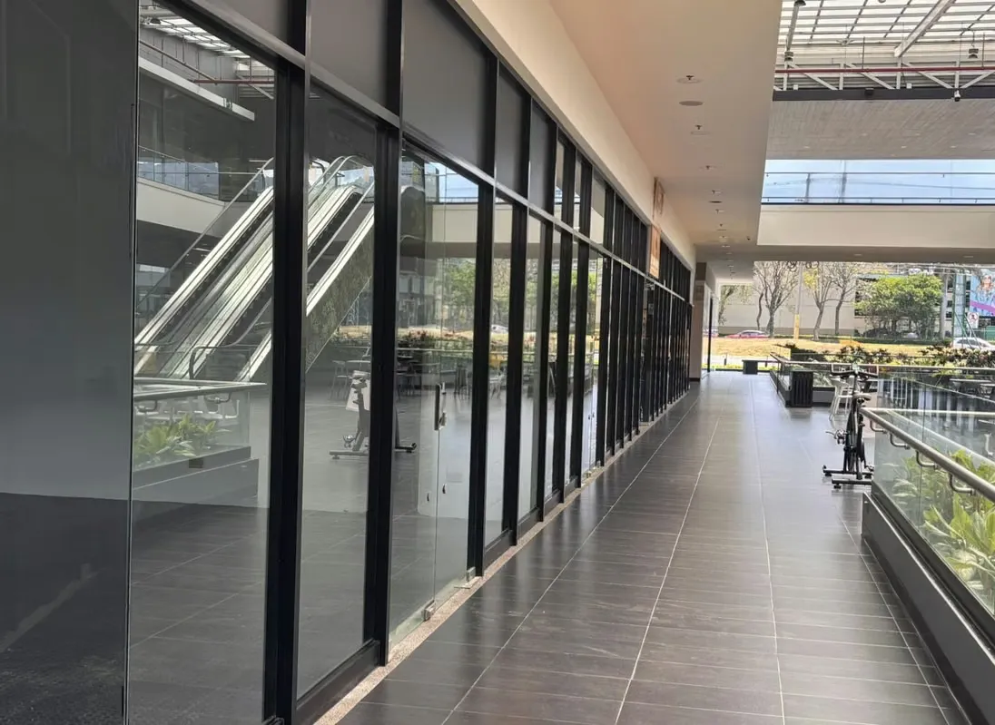 MA Asesoría Alquila Local comercial con AC en primer piso de Centro Comercial sobre Ruta 27, Escazú, CON 340 parqueos disponibles