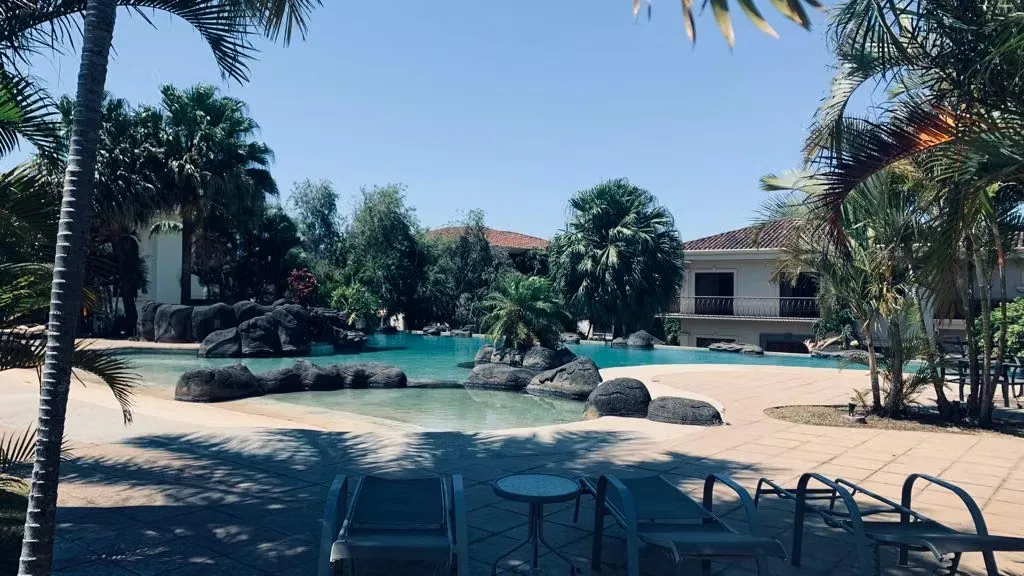 Hermosa y moderna casa en venta ubicada en exclusivo condominio en Belén, una de las zonas de mayor plusvalía. Cuenta con un balcón con vista a la piscina, que le brinda un estilo ...