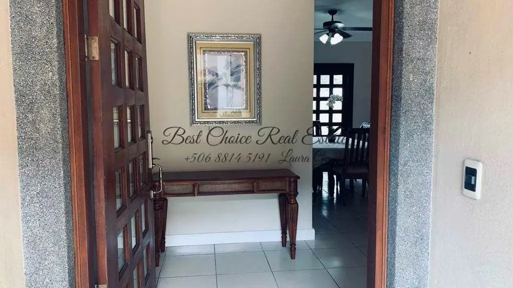 Hermosa y moderna casa en venta ubicada en exclusivo condominio en Belén, una de las zonas de mayor plusvalía. Cuenta con un balcón con vista a la piscina, que le brinda un estilo ..., photo 2