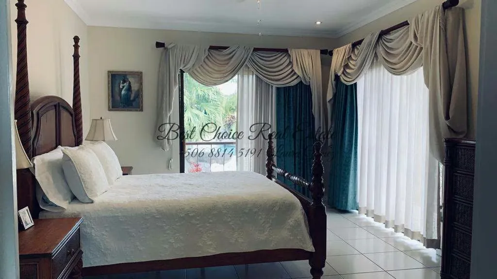 Hermosa y moderna casa en venta ubicada en exclusivo condominio en Belén, una de las zonas de mayor plusvalía. Cuenta con un balcón con vista a la piscina, que le brinda un estilo ..., photo 11