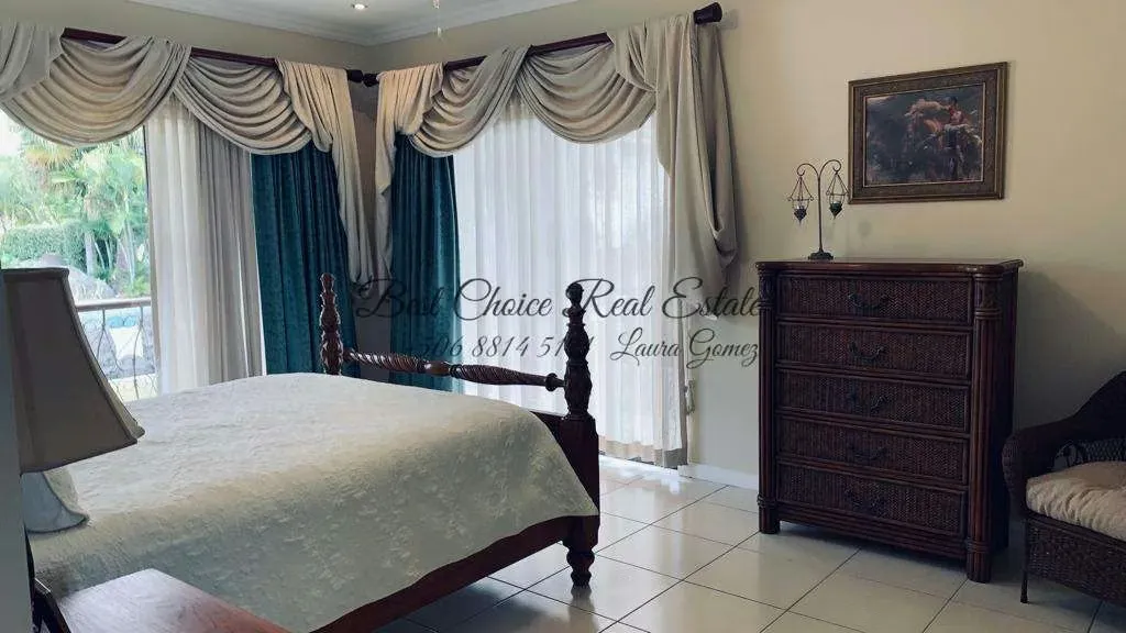 Hermosa y moderna casa en venta ubicada en exclusivo condominio en Belén, una de las zonas de mayor plusvalía. Cuenta con un balcón con vista a la piscina, que le brinda un estilo ..., photo 12