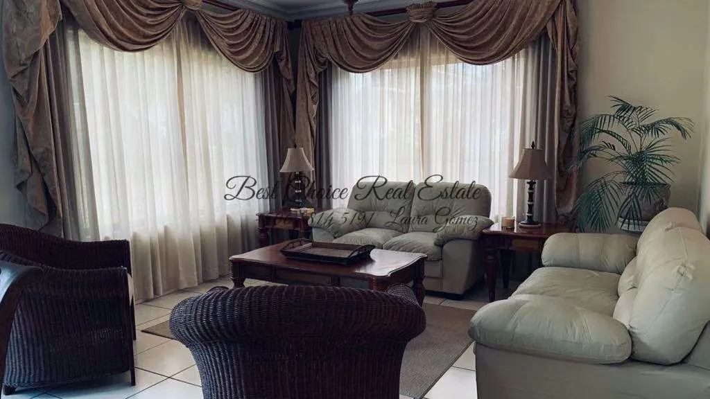 Hermosa y moderna casa en venta ubicada en exclusivo condominio en Belén, una de las zonas de mayor plusvalía. Cuenta con un balcón con vista a la piscina, que le brinda un estilo ..., photo 3