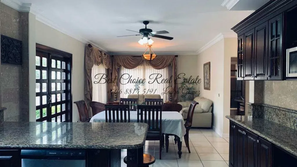 Hermosa y moderna casa en venta ubicada en exclusivo condominio en Belén, una de las zonas de mayor plusvalía. Cuenta con un balcón con vista a la piscina, que le brinda un estilo ..., photo 5