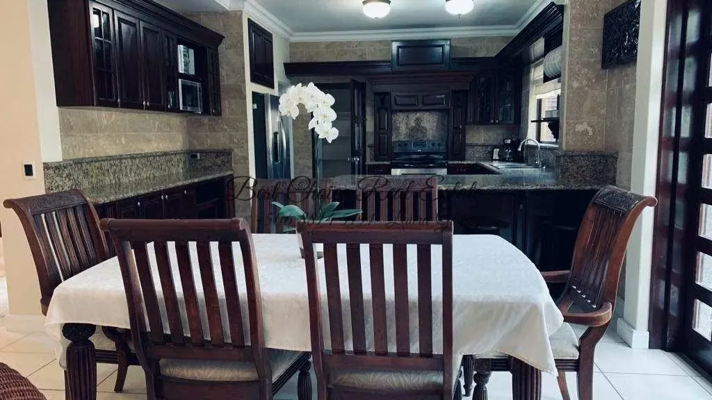 Hermosa y moderna casa en venta ubicada en exclusivo condominio en Belén, una de las zonas de mayor plusvalía. Cuenta con un balcón con vista a la piscina, que le brinda un estilo ..., photo 6