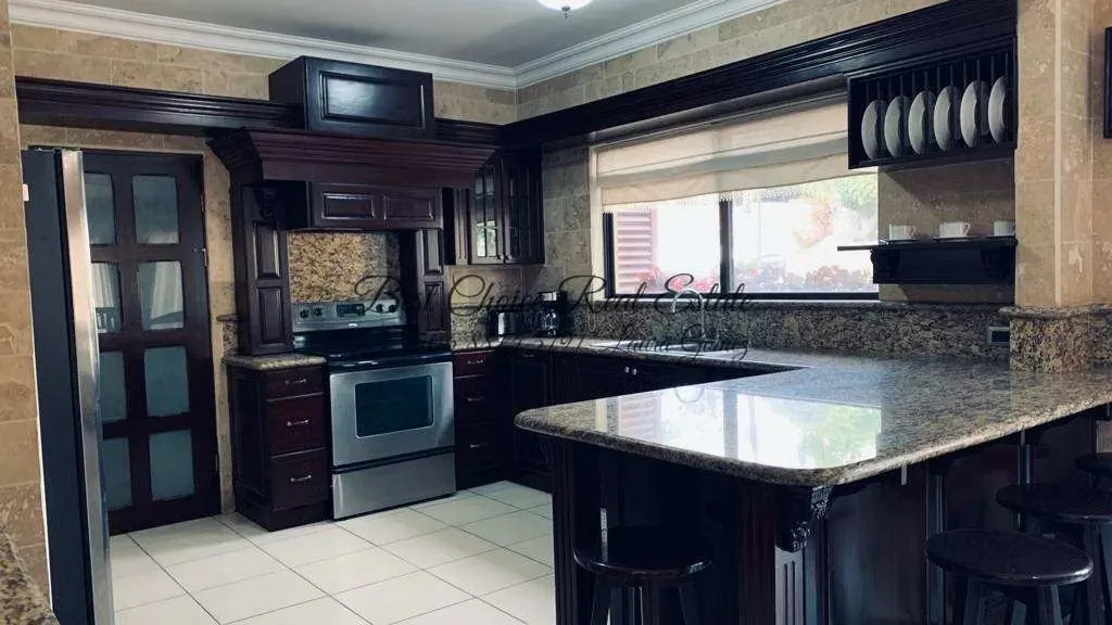 Hermosa y moderna casa en venta ubicada en exclusivo condominio en Belén, una de las zonas de mayor plusvalía. Cuenta con un balcón con vista a la piscina, que le brinda un estilo ..., photo 7