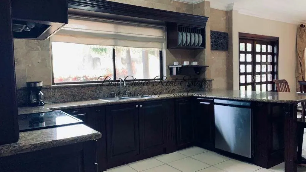 Hermosa y moderna casa en venta ubicada en exclusivo condominio en Belén, una de las zonas de mayor plusvalía. Cuenta con un balcón con vista a la piscina, que le brinda un estilo ..., photo 8