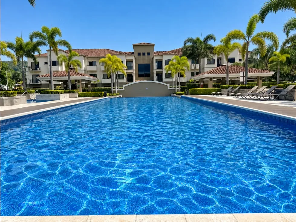 Apartamento en condominio, cuenta con dos habitaciones y dos baños. Sala, preciosa cocina y área de lavado.