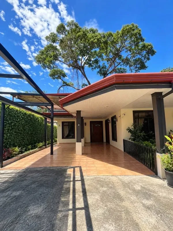 ¡HERMOSA CASA DE DOS PLANTAS EN VENTA O ALQUILER! CUIDAD COLÓN 1300 alquiler venta 315,000/