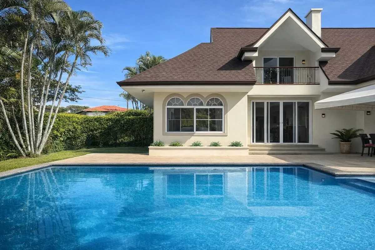 Two-level residence located in the exclusive Hacienda Los Reyes community, featuring excellent natural light and spacious integrated social areas.