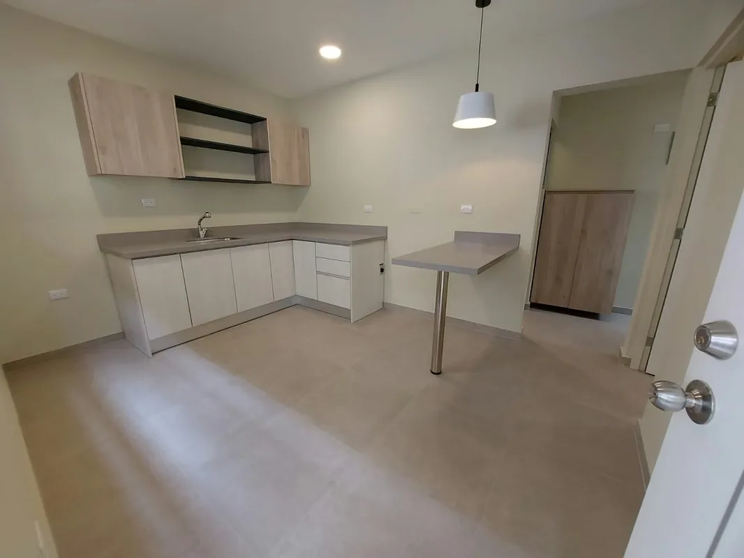 Se alquila apartamento de 1 habitación en Rohrmoser. Con parqueo bajo techo.