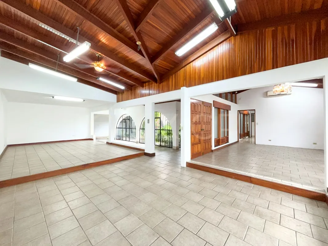 This property, located on Boulevard de Rohrmoser, offers the visibility, accessibility and flexibility sought by companies, offices and shops that want to grow in one of the areas with ...