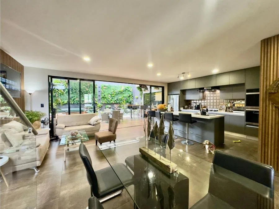 Casa en condominio de tres niveles en Guachipelín con vista