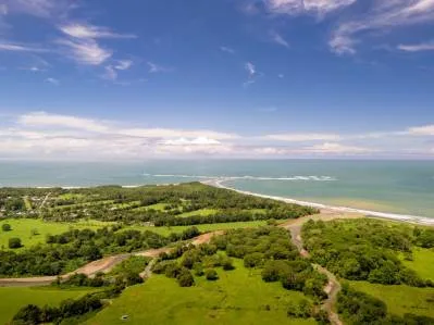 Casa Única – Oasis con vista al mar y potencial comercial en el corazón de Uvita, photo 2