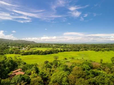 Casa Única – Oasis con vista al mar y potencial comercial en el corazón de Uvita, photo 8