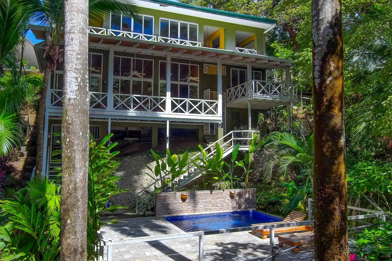 CASA AMABLE PROPERTY WITH THREE BEDROOM, IN MANUEL ANTONIO – 0.27 ACRES