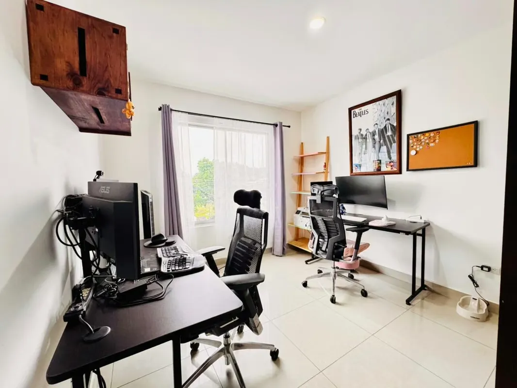 Un lugar diseñado para quienes buscan comodidad, seguridad y una ubicación privilegiada en el este de la ciudad. Construida en el 2020, esta residencia destaca por su diseño moderno ..., photo 3