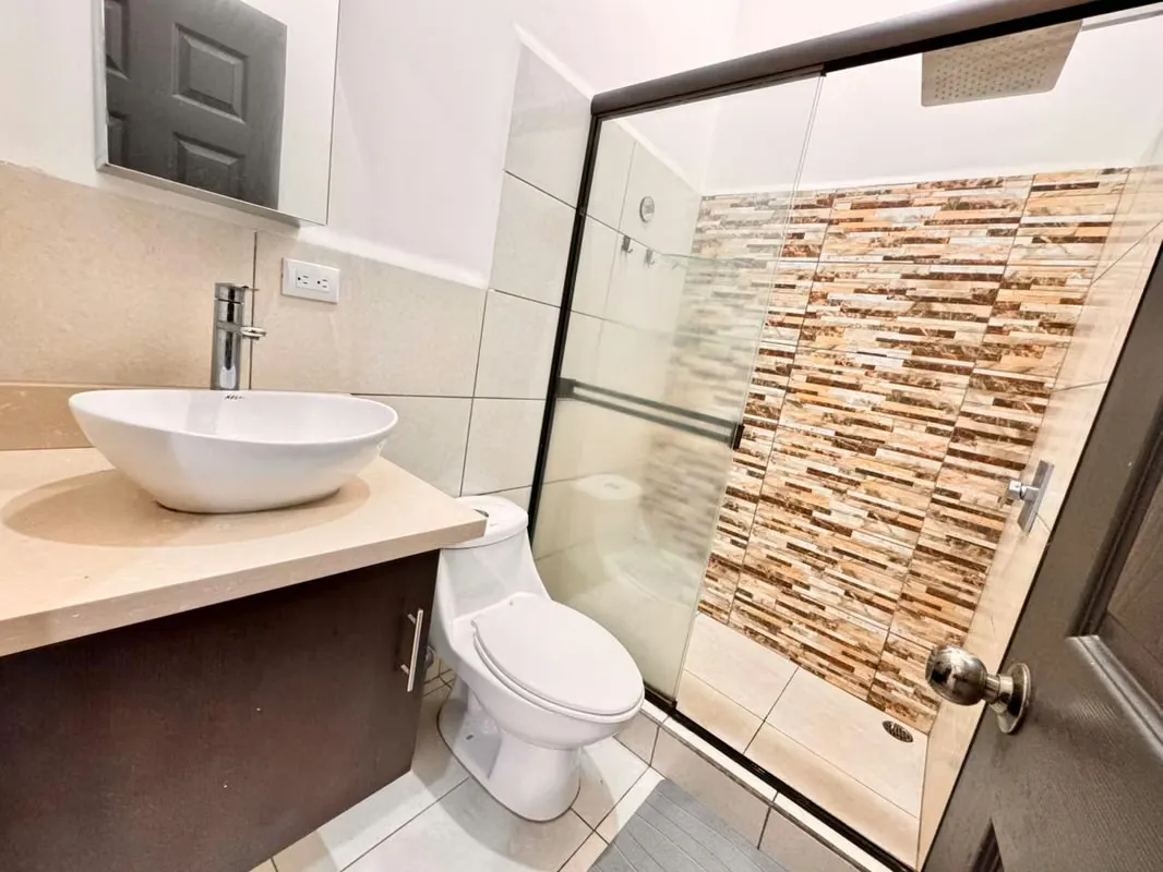 Un lugar diseñado para quienes buscan comodidad, seguridad y una ubicación privilegiada en el este de la ciudad. Construida en el 2020, esta residencia destaca por su diseño moderno ..., photo 6