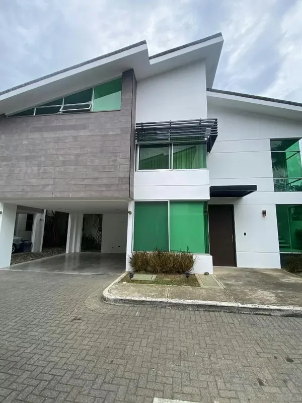 Casa contemporánea en alquiler en San Rafael de Escazú. Condominio privado de pocas unidades