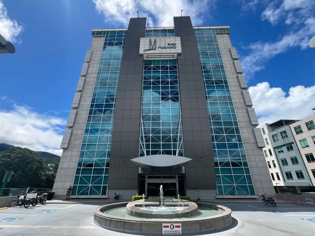 Beautiful office in a building in Santa Ana. With excellent lighting, location, security and ample parking.